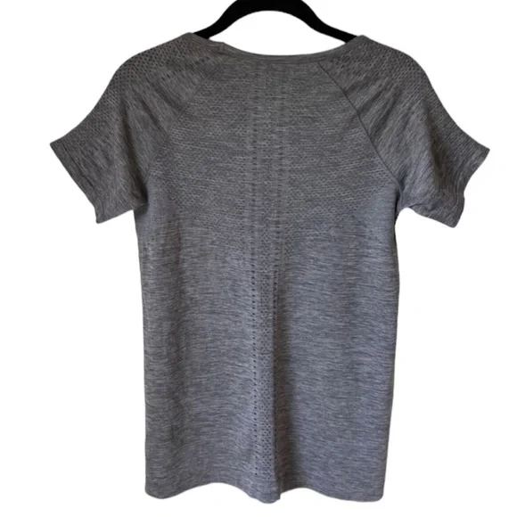 ATHLETA Foothill Seamless Grey Short Sleeve
Top Size Medium - Picture 5 of 6